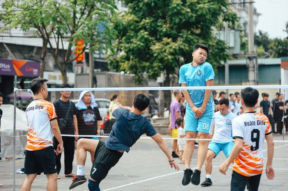 张伟丽卫冕战前加练地面防守应对对手抱摔优势